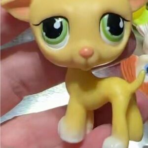 Littlest Pet Shop Yellow and Green-Eyed Toy